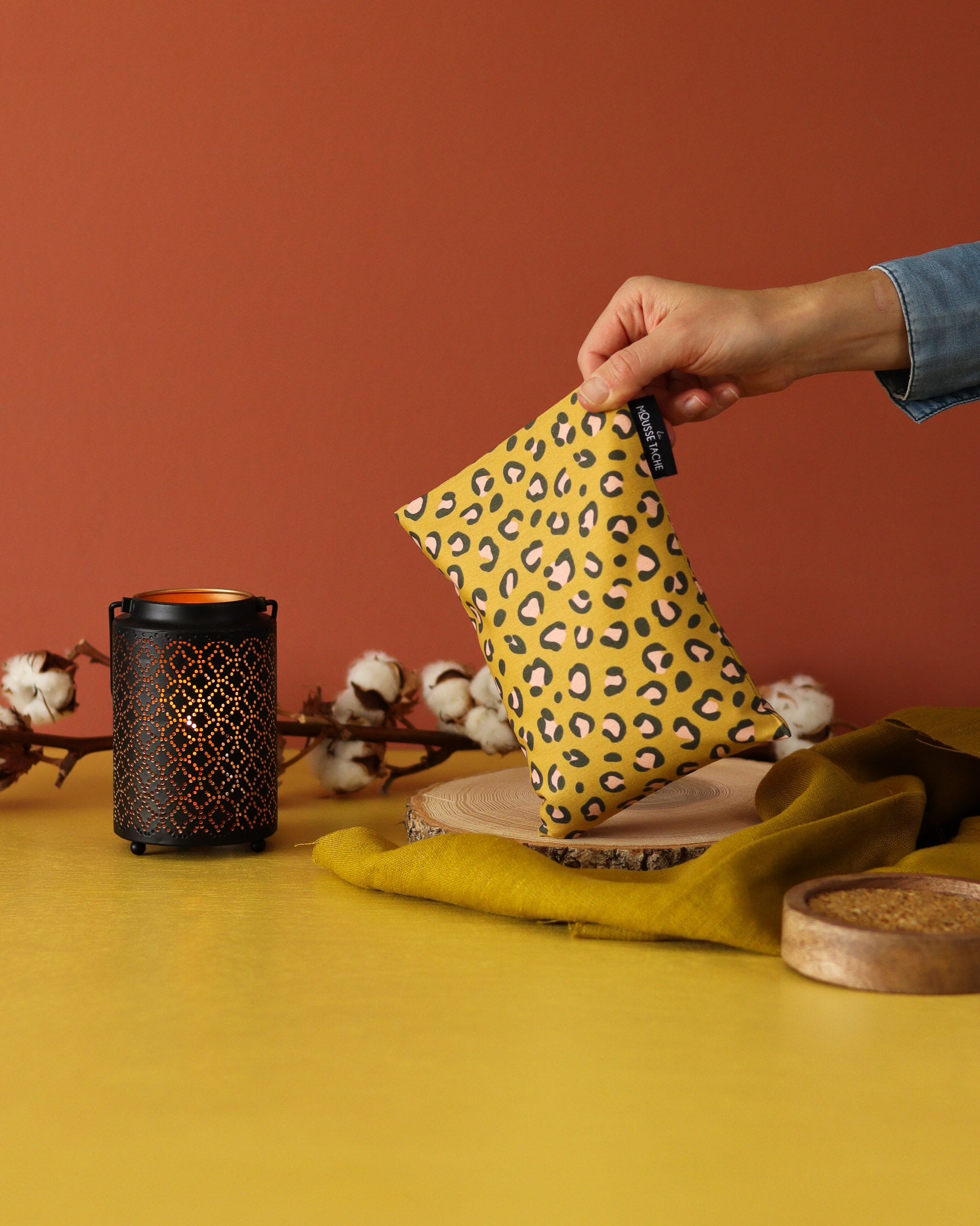 bouillotte sèche aux graines de lin bio à chauffer au micro-ondes pour soulager le ventre, faciliter la digestion et réchauffer les pieds froids, tissu léopard jaune