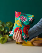 bouillotte sèche aux graines de lin bio à chauffer au micro-ondes pour soulager le ventre, faciliter la digestion et réchauffer les pieds froids, tissu floral vert turquoise