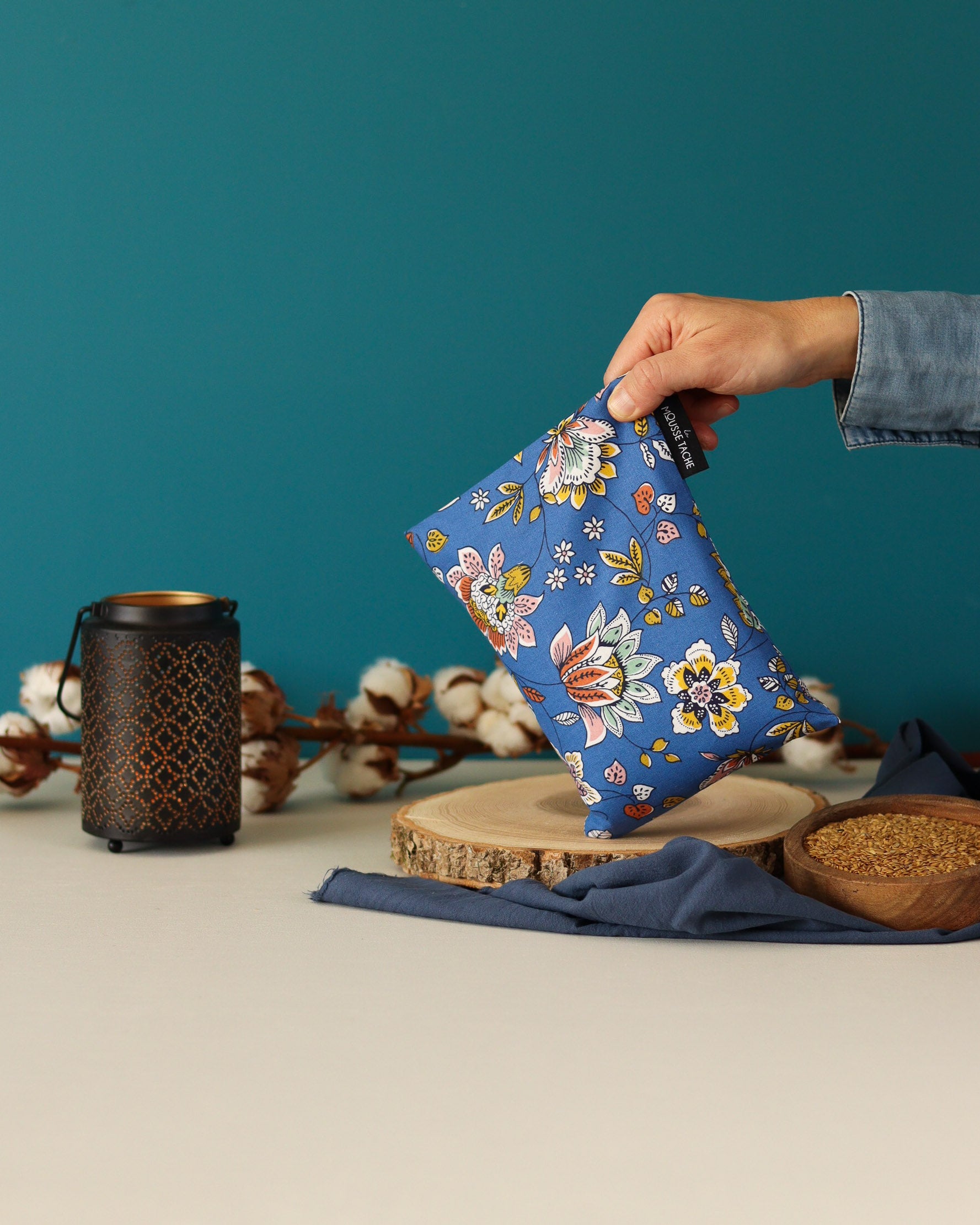 bouillotte aux graines de lin bio pour soulager les petits maux du quotidien, faciliter la digestion, réchauffer le lit, tissu indien bleu