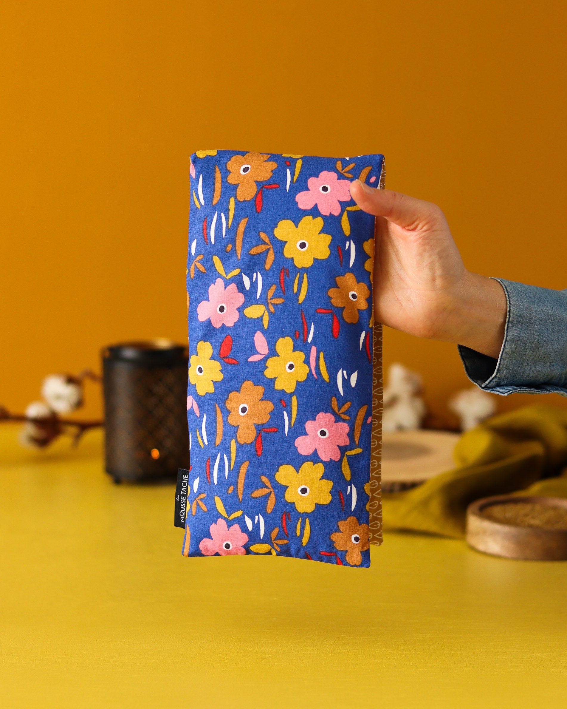 bouillotte micro-ondes aux graines de lin bio, remède naturel de grand-mère, pour réchauffer et soulager les petits maux du quotidien, bleu à fleurs