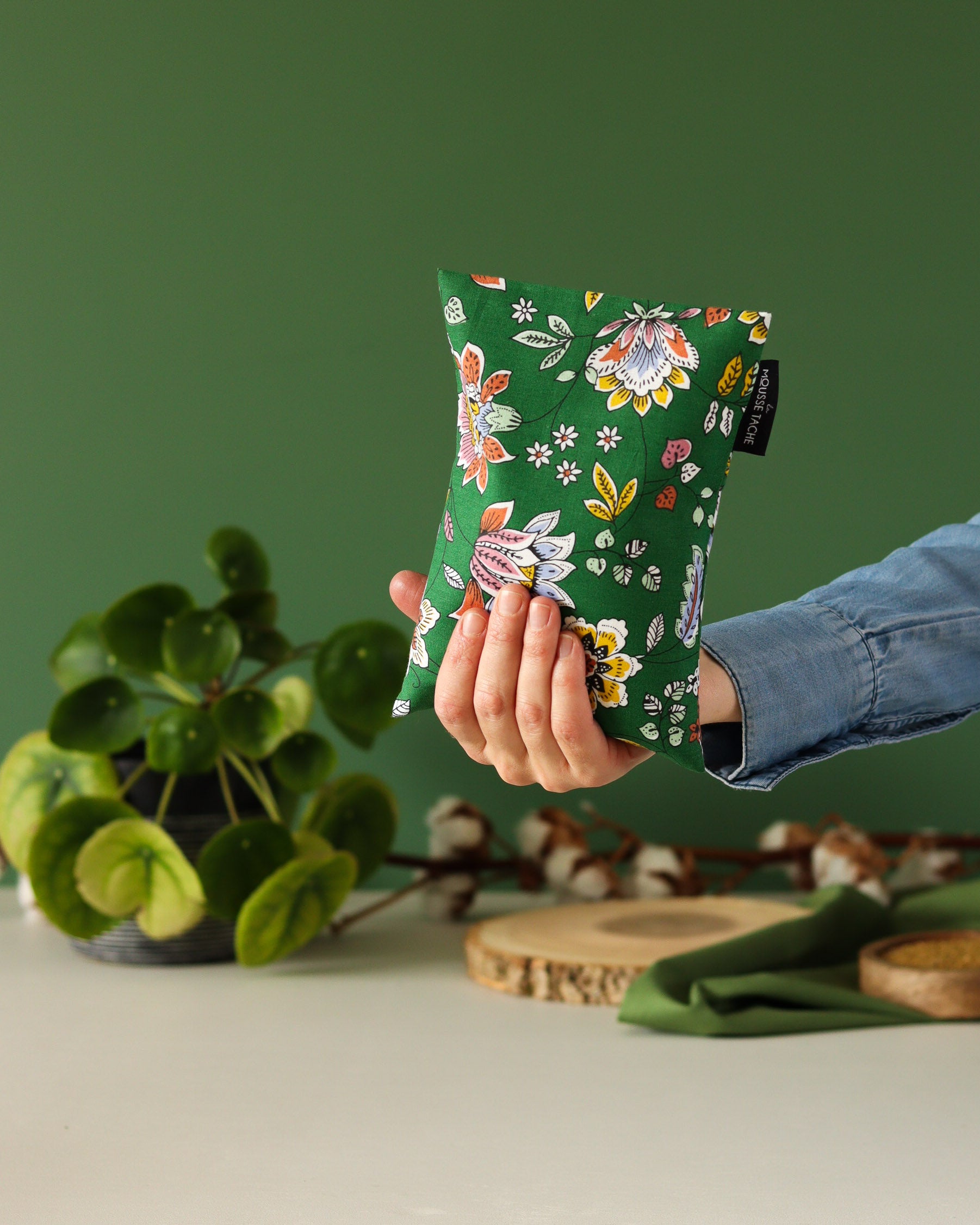 bouillotte sèche aux graines de lin bio fabriquée en France, micro-ondes, remède naturel, motif végétal vert