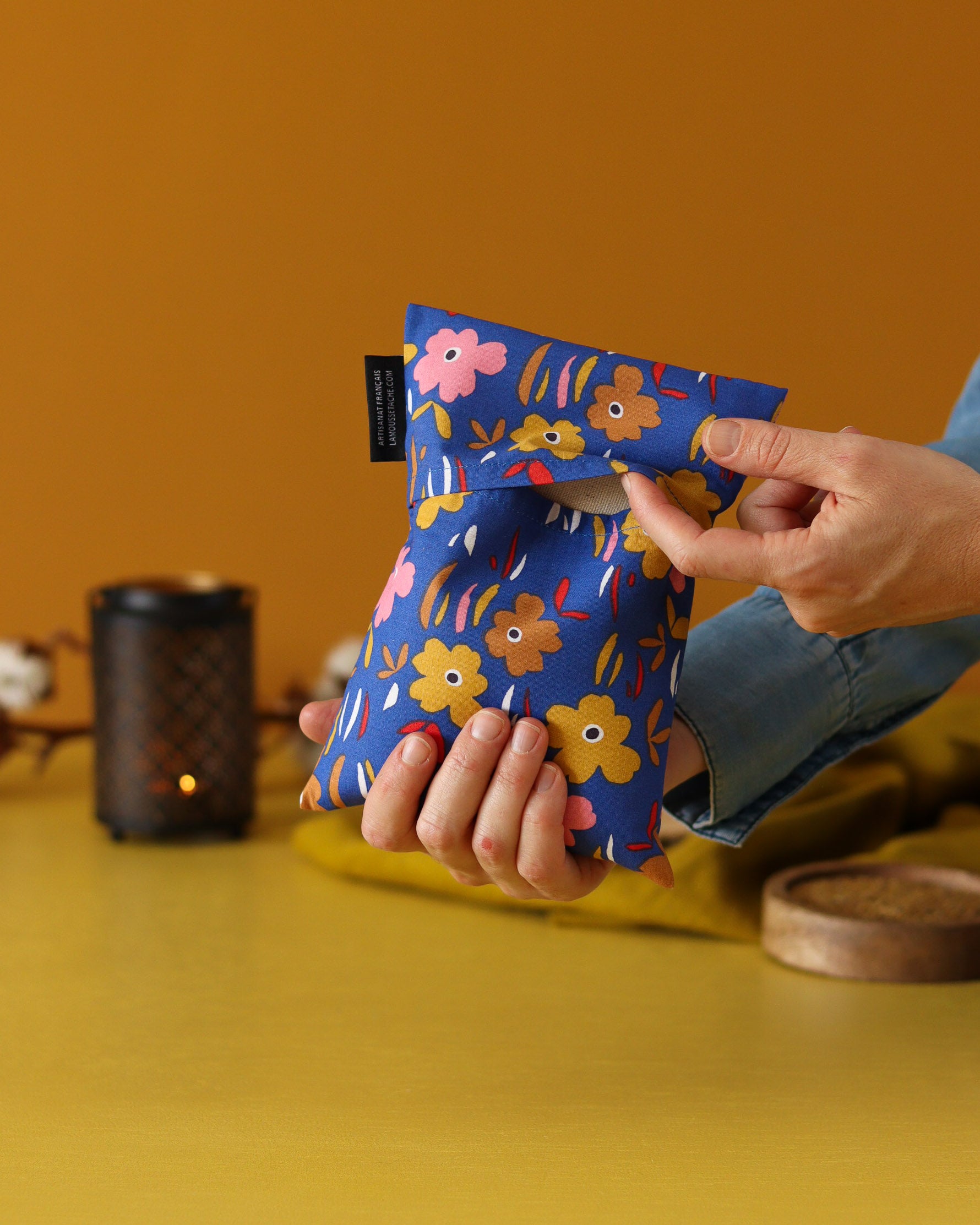 petite bouillotte sèche pour réchauffer le lit, les pieds froids, aux graines de lin bio, cadeau idéal pour les frileuses, bleu à fleurs