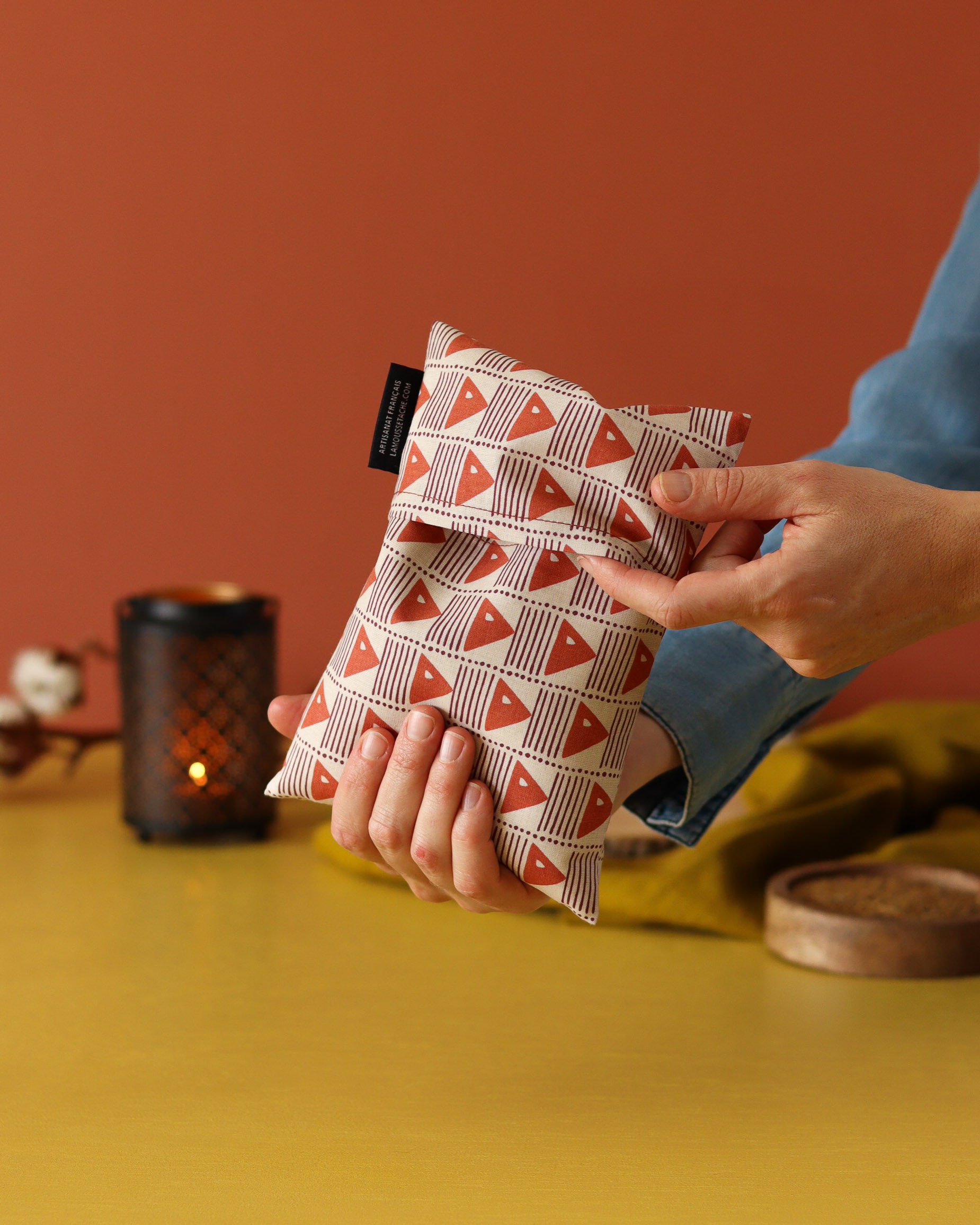 petite bouillotte sèche pour réchauffer le lit, les pieds froids, aux graines de lin bio, cadeau idéal pour les frileuses, motif ethnique