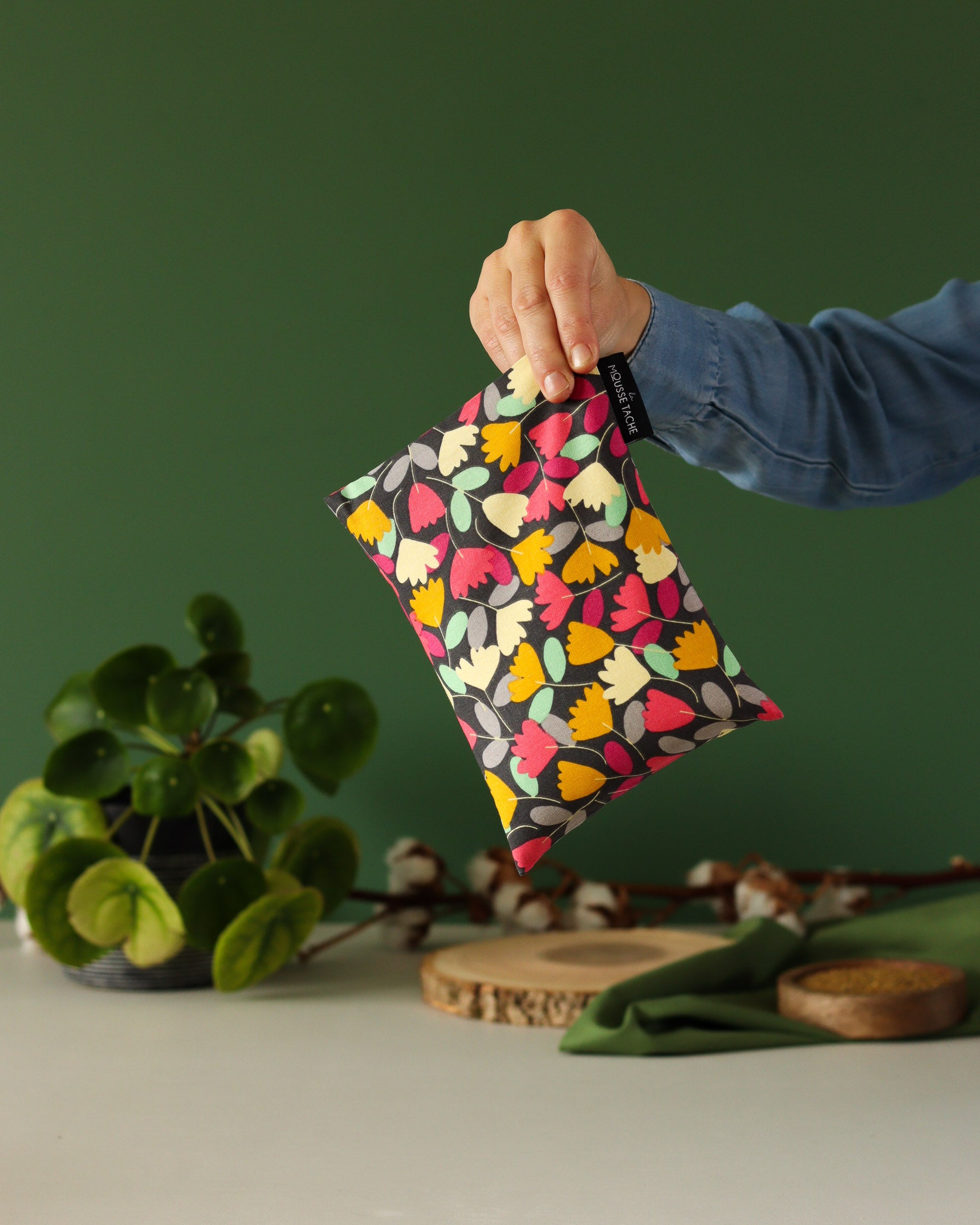 bouillotte sèche aux graines de lin bio fabriquée en France, micro-ondes, remède naturel, motif floral