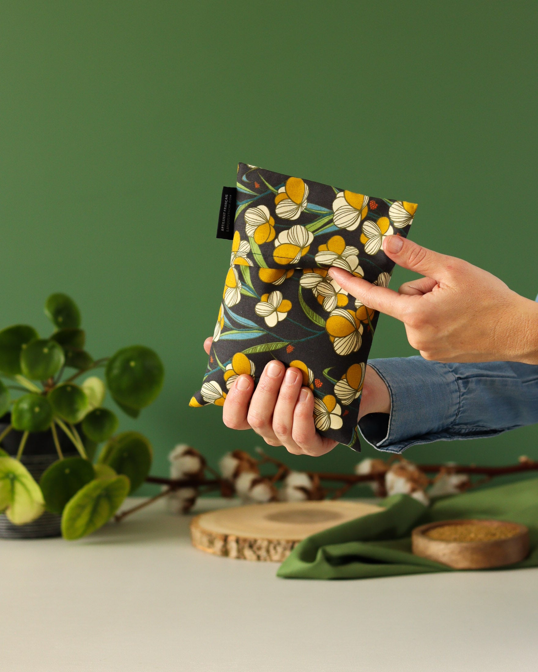 bouillotte sèche aux graines de lin bio fabriquée en France, micro-ondes, remède naturel, motif vegetal vert et jaune