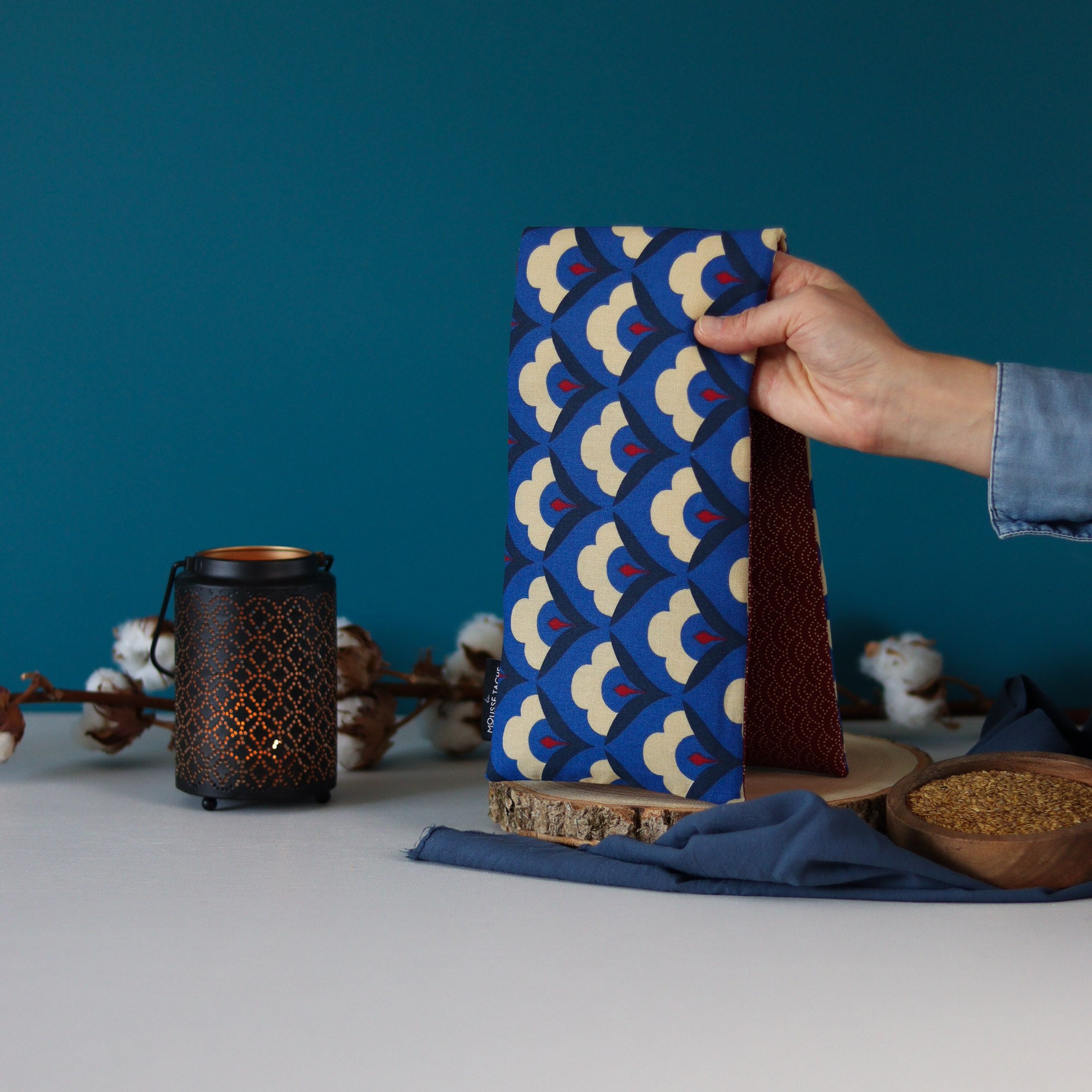 bouillotte longue aux graines de lin bio pour se détendre, apaiser l'esprit et réduire l'anxiété, couleur bleu roi, fabrication française