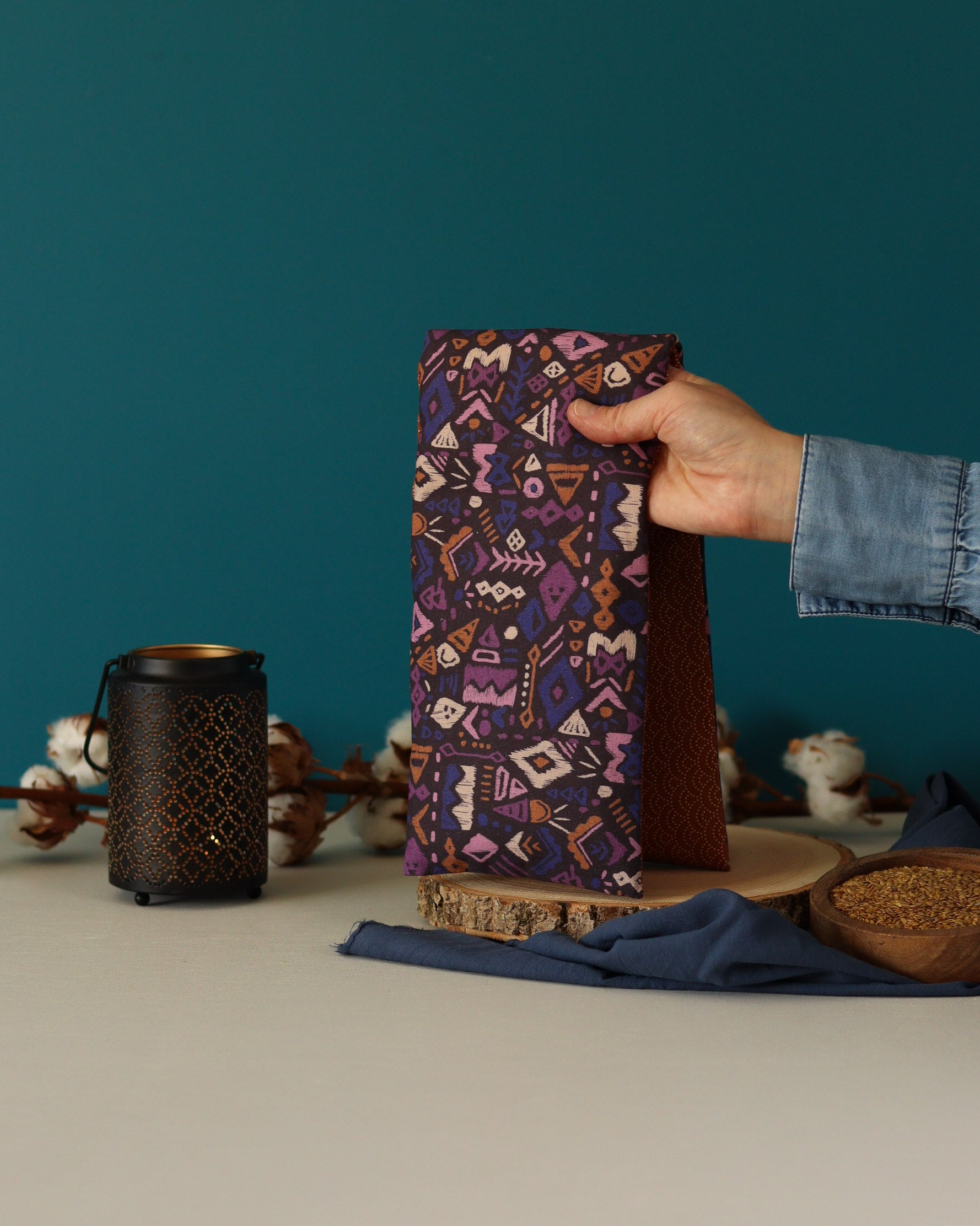 bouillotte longue aux graines de lin bio pour se détendre, apaiser l'esprit et réduire l'anxiété, couleur violet et ocre, fabrication française